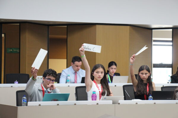 Delega en un comité creativo y experimental